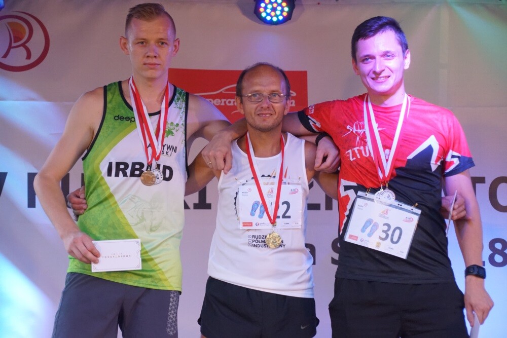 Wczoraj odbył się IV Rudzki Półmaraton Industrialny! Imprezie, jak co roku, towarzyszyły biegi dla dzieci. Nowością był bieg w japonkach, który zastąpił dotychczasowy bieg w szpilkach.