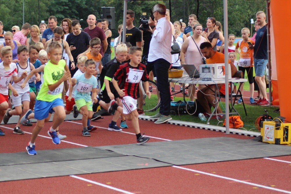 Wczoraj odbył się IV Rudzki Półmaraton Industrialny! Imprezie, jak co roku, towarzyszyły biegi dla dzieci. Nowością był bieg w japonkach, który zastąpił dotychczasowy bieg w szpilkach.