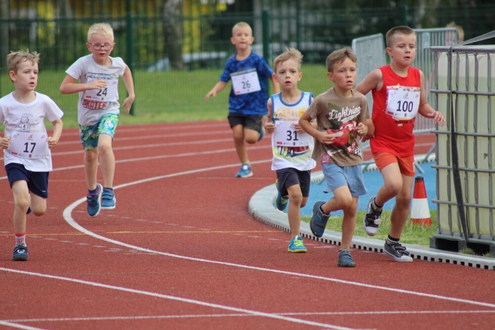 Wczoraj odbył się IV Rudzki Półmaraton Industrialny! Imprezie, jak co roku, towarzyszyły biegi dla dzieci. Nowością był bieg w japonkach, który zastąpił dotychczasowy bieg w szpilkach.