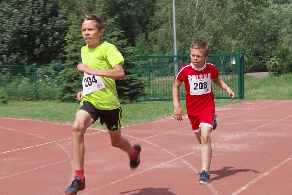 W promieniach czerwcowego słońca upłynął czwarty w tym roku "Bieg Wiewiórki". Zapaleni biegacze i miłośnicy nordic walking  w sobotę (8.06) sprawdzili swoją kondycję na bieżni Szkoły Podstawowej Sportowej nr 15 i w halembskim lesie.