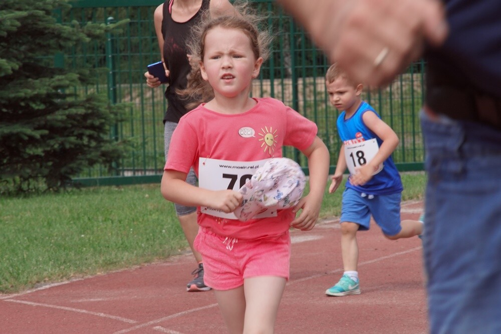 W promieniach czerwcowego słońca upłynął czwarty w tym roku "Bieg Wiewiórki". Zapaleni biegacze i miłośnicy nordic walking  w sobotę (8.06) sprawdzili swoją kondycję na bieżni Szkoły Podstawowej Sportowej nr 15 i w halembskim lesie.