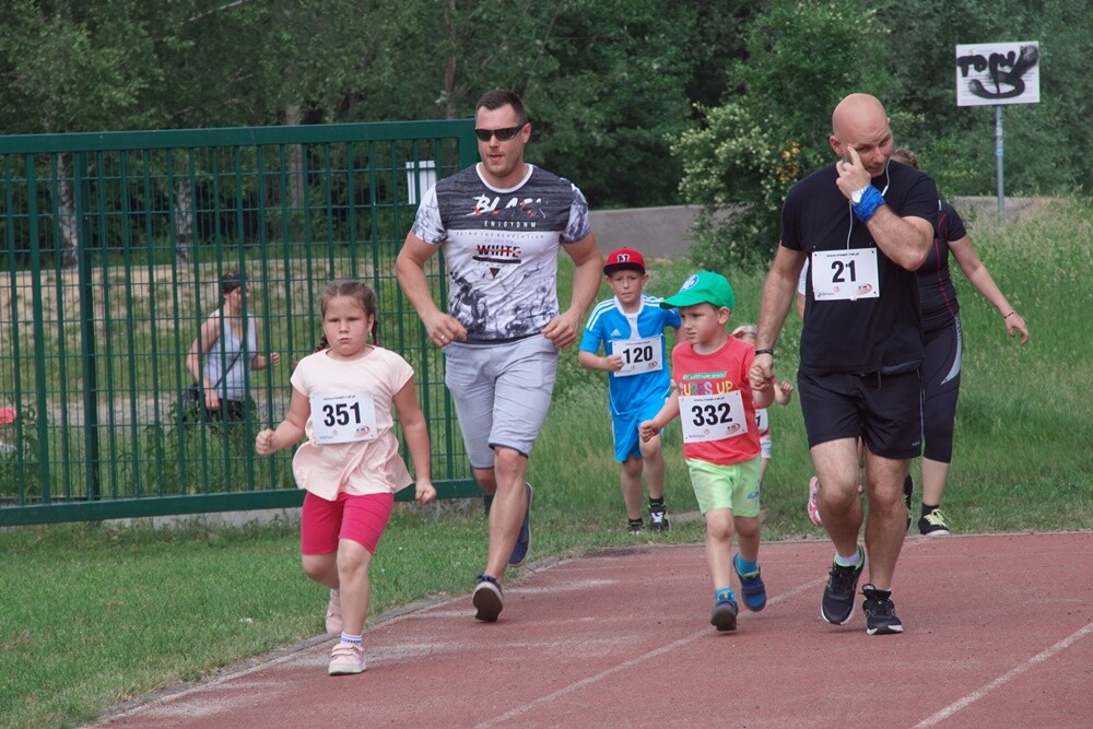 W promieniach czerwcowego słońca upłynął czwarty w tym roku "Bieg Wiewiórki". Zapaleni biegacze i miłośnicy nordic walking  w sobotę (8.06) sprawdzili swoją kondycję na bieżni Szkoły Podstawowej Sportowej nr 15 i w halembskim lesie.