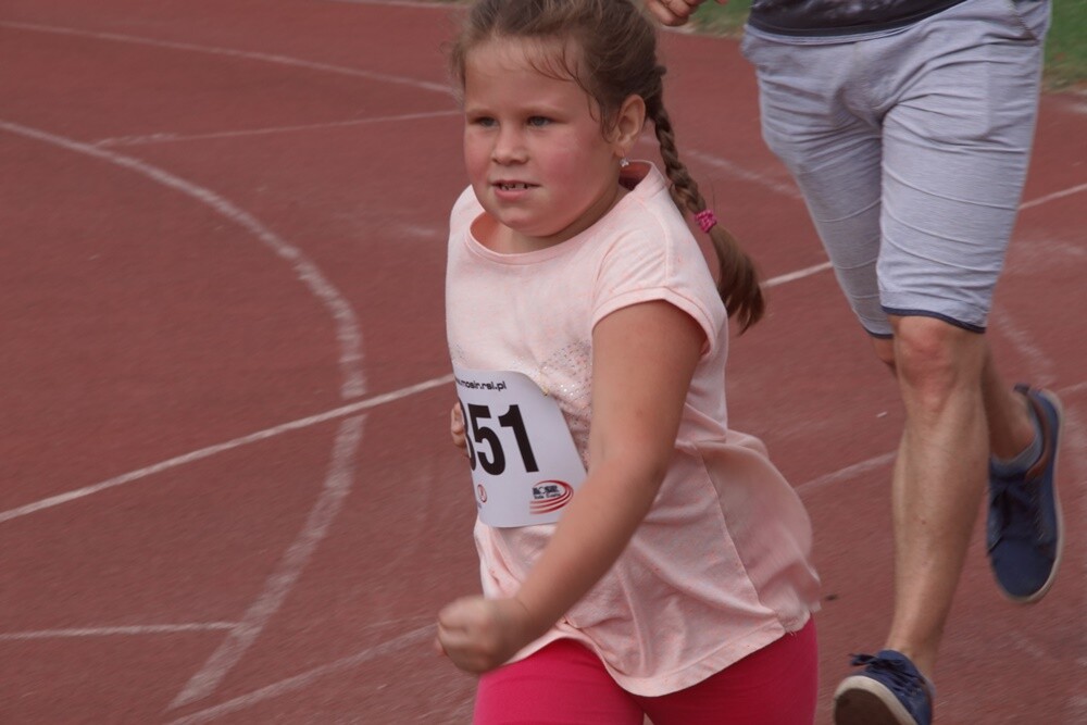 W promieniach czerwcowego słońca upłynął czwarty w tym roku "Bieg Wiewiórki". Zapaleni biegacze i miłośnicy nordic walking  w sobotę (8.06) sprawdzili swoją kondycję na bieżni Szkoły Podstawowej Sportowej nr 15 i w halembskim lesie.