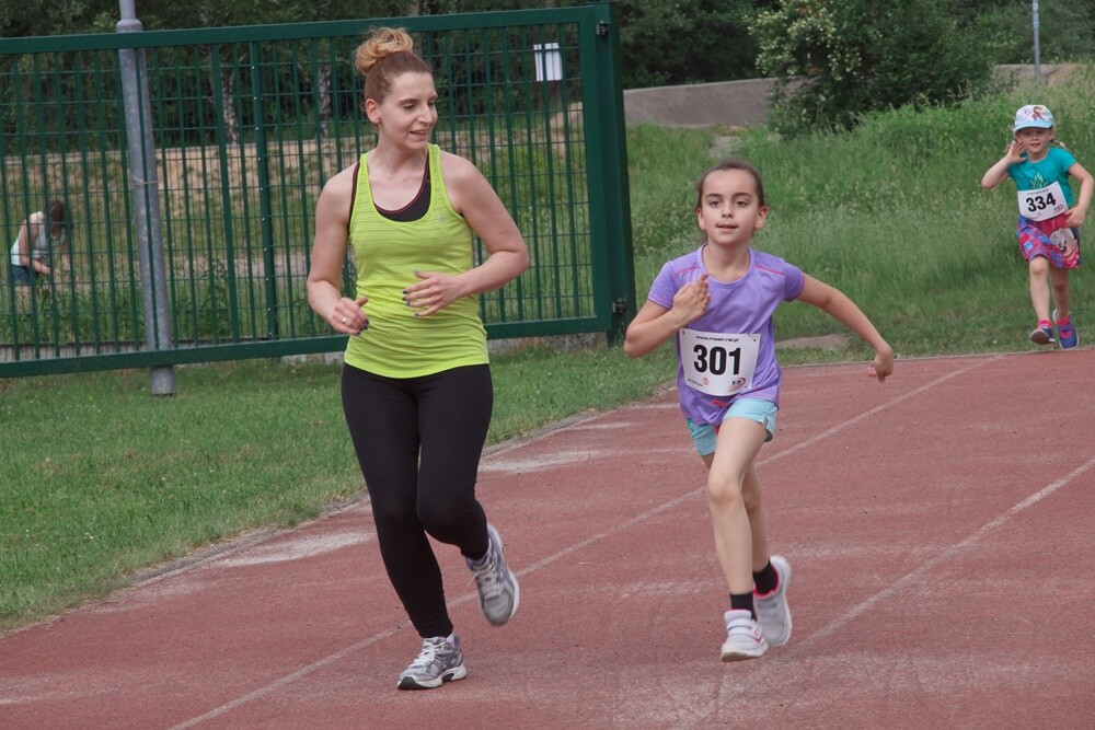 W promieniach czerwcowego słońca upłynął czwarty w tym roku "Bieg Wiewiórki". Zapaleni biegacze i miłośnicy nordic walking  w sobotę (8.06) sprawdzili swoją kondycję na bieżni Szkoły Podstawowej Sportowej nr 15 i w halembskim lesie.