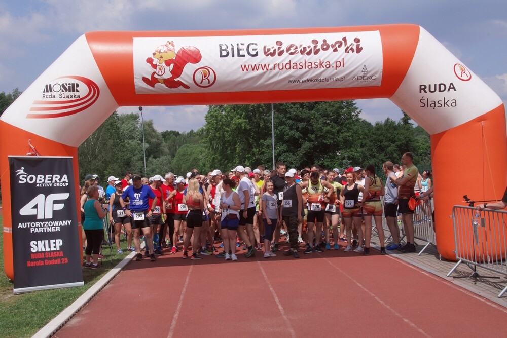 W promieniach czerwcowego słońca upłynął czwarty w tym roku "Bieg Wiewiórki". Zapaleni biegacze i miłośnicy nordic walking  w sobotę (8.06) sprawdzili swoją kondycję na bieżni Szkoły Podstawowej Sportowej nr 15 i w halembskim lesie.