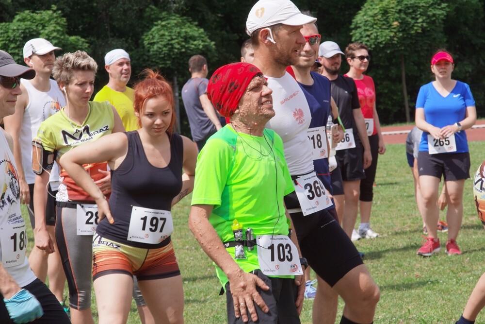 W promieniach czerwcowego słońca upłynął czwarty w tym roku "Bieg Wiewiórki". Zapaleni biegacze i miłośnicy nordic walking  w sobotę (8.06) sprawdzili swoją kondycję na bieżni Szkoły Podstawowej Sportowej nr 15 i w halembskim lesie.