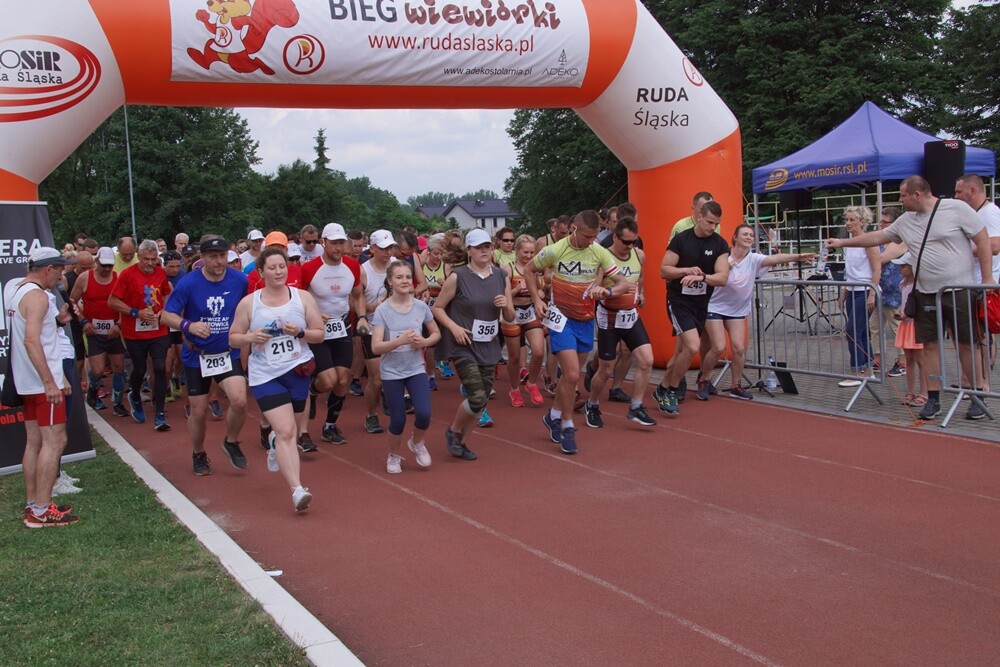 W promieniach czerwcowego słońca upłynął czwarty w tym roku "Bieg Wiewiórki". Zapaleni biegacze i miłośnicy nordic walking  w sobotę (8.06) sprawdzili swoją kondycję na bieżni Szkoły Podstawowej Sportowej nr 15 i w halembskim lesie.