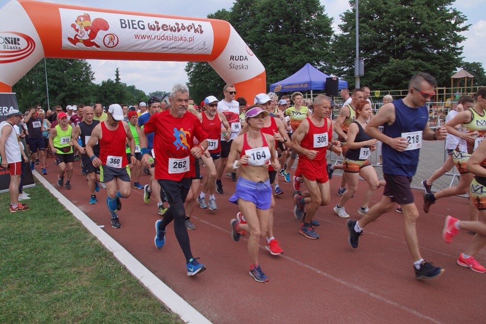 W promieniach czerwcowego słońca upłynął czwarty w tym roku "Bieg Wiewiórki". Zapaleni biegacze i miłośnicy nordic walking  w sobotę (8.06) sprawdzili swoją kondycję na bieżni Szkoły Podstawowej Sportowej nr 15 i w halembskim lesie.
