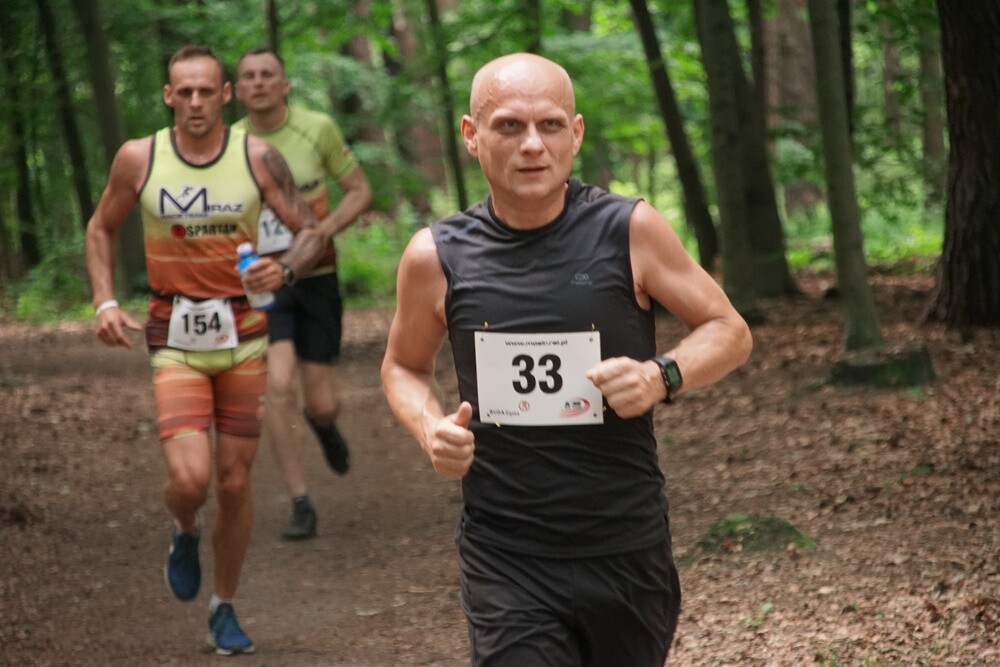 W promieniach czerwcowego słońca upłynął czwarty w tym roku "Bieg Wiewiórki". Zapaleni biegacze i miłośnicy nordic walking  w sobotę (8.06) sprawdzili swoją kondycję na bieżni Szkoły Podstawowej Sportowej nr 15 i w halembskim lesie.