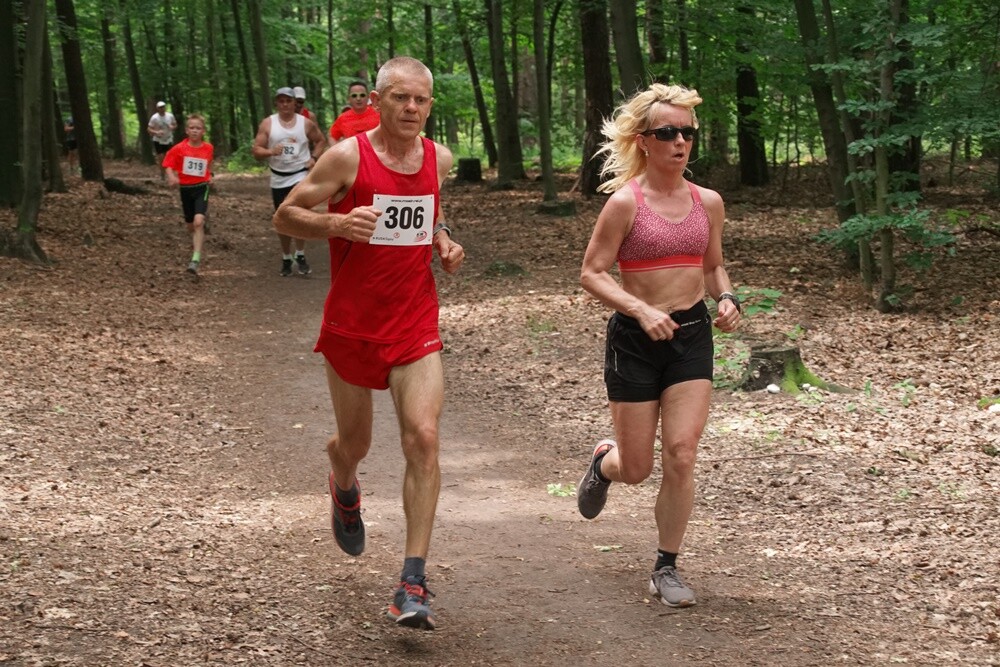 W promieniach czerwcowego słońca upłynął czwarty w tym roku "Bieg Wiewiórki". Zapaleni biegacze i miłośnicy nordic walking  w sobotę (8.06) sprawdzili swoją kondycję na bieżni Szkoły Podstawowej Sportowej nr 15 i w halembskim lesie.