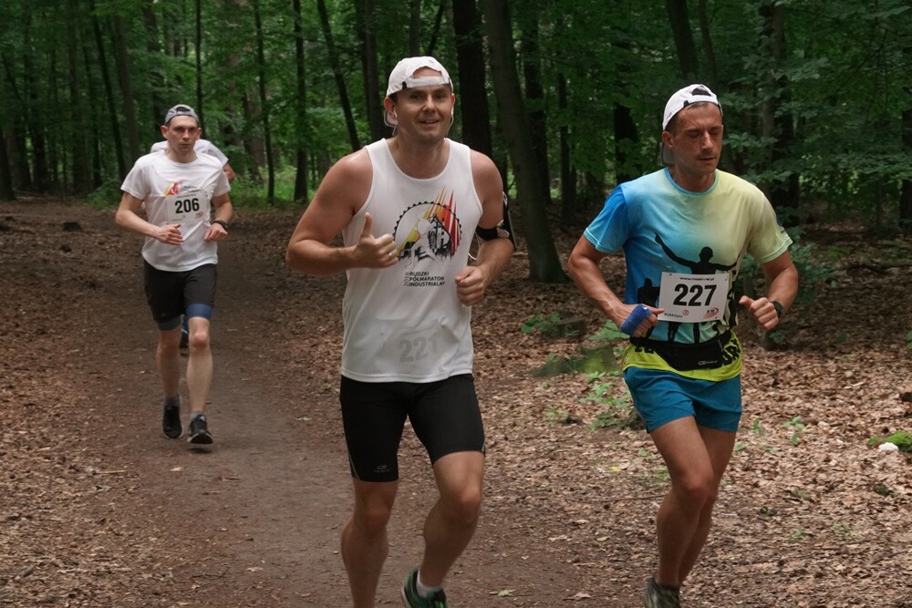 W promieniach czerwcowego słońca upłynął czwarty w tym roku "Bieg Wiewiórki". Zapaleni biegacze i miłośnicy nordic walking  w sobotę (8.06) sprawdzili swoją kondycję na bieżni Szkoły Podstawowej Sportowej nr 15 i w halembskim lesie.