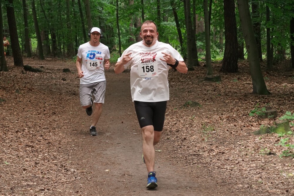 W promieniach czerwcowego słońca upłynął czwarty w tym roku "Bieg Wiewiórki". Zapaleni biegacze i miłośnicy nordic walking  w sobotę (8.06) sprawdzili swoją kondycję na bieżni Szkoły Podstawowej Sportowej nr 15 i w halembskim lesie.