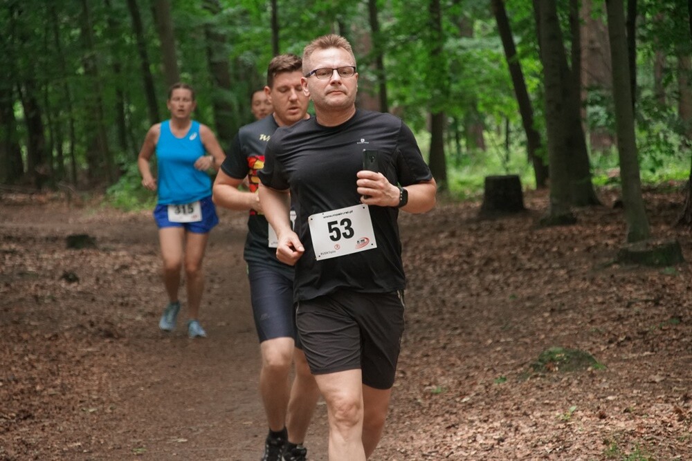 W promieniach czerwcowego słońca upłynął czwarty w tym roku "Bieg Wiewiórki". Zapaleni biegacze i miłośnicy nordic walking  w sobotę (8.06) sprawdzili swoją kondycję na bieżni Szkoły Podstawowej Sportowej nr 15 i w halembskim lesie.