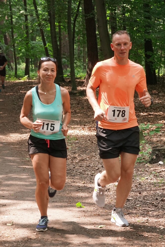 W promieniach czerwcowego słońca upłynął czwarty w tym roku "Bieg Wiewiórki". Zapaleni biegacze i miłośnicy nordic walking  w sobotę (8.06) sprawdzili swoją kondycję na bieżni Szkoły Podstawowej Sportowej nr 15 i w halembskim lesie.