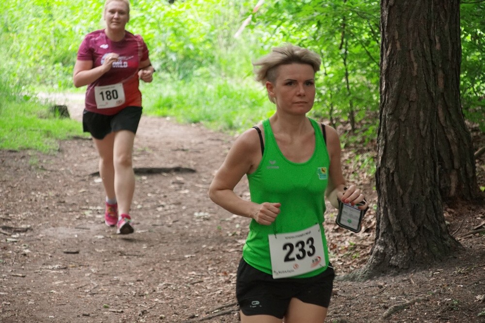 W promieniach czerwcowego słońca upłynął czwarty w tym roku "Bieg Wiewiórki". Zapaleni biegacze i miłośnicy nordic walking  w sobotę (8.06) sprawdzili swoją kondycję na bieżni Szkoły Podstawowej Sportowej nr 15 i w halembskim lesie.