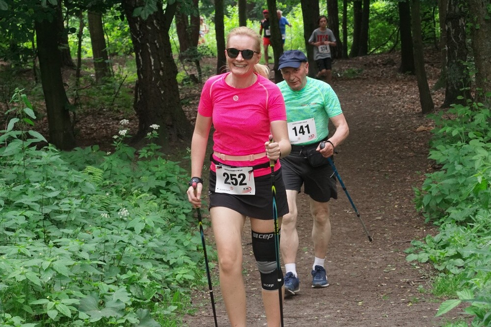 W promieniach czerwcowego słońca upłynął czwarty w tym roku "Bieg Wiewiórki". Zapaleni biegacze i miłośnicy nordic walking  w sobotę (8.06) sprawdzili swoją kondycję na bieżni Szkoły Podstawowej Sportowej nr 15 i w halembskim lesie.