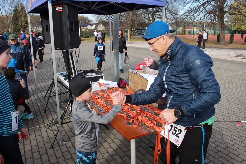 Za nami ostatni w tym roku "Bieg Wiewiórki". Najwytrwalsi i systematyczni zawodnicy otrzymali także pamiątkowe statuetki za udział w tegorocznym cyklu.
