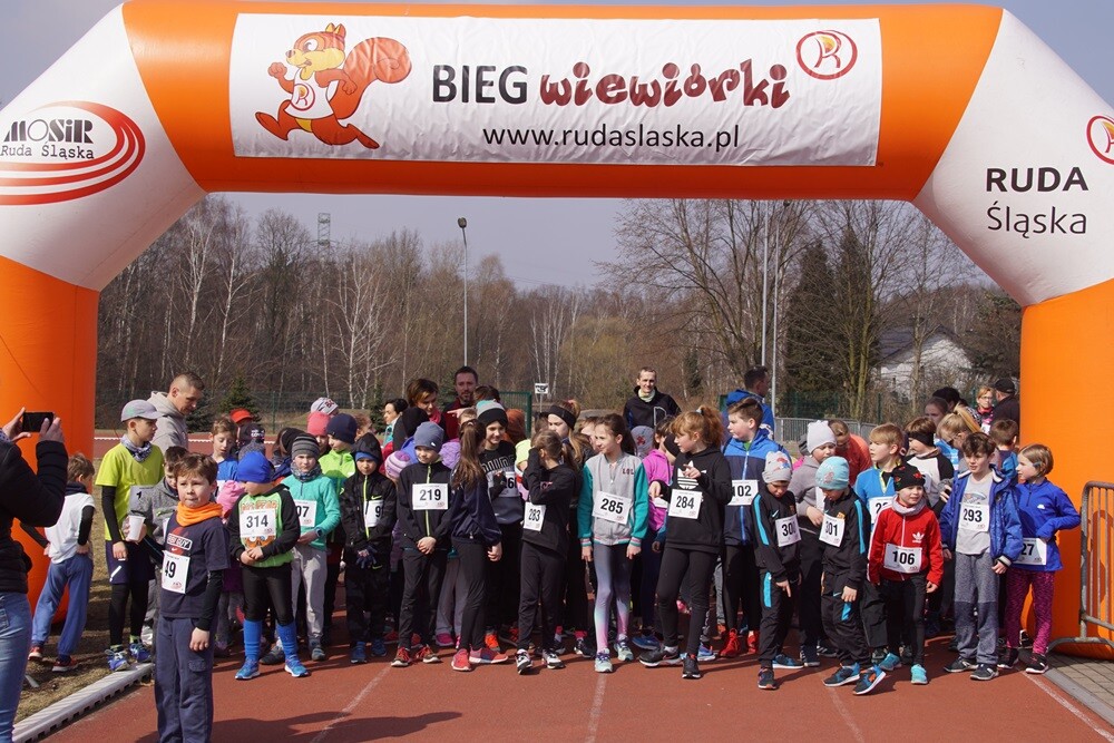 Przy Szkole Podstawowej nr 15 w Halembie odbyła się pierwsza w tym roku odsłona Biegu Wiewiórki. Początek biegu oraz rywalizacji nordic walking tradycyjnie rozpoczął się o godz. 11:15, wcześniej o godz. 11:00 wystartował bieg dla dzieci.