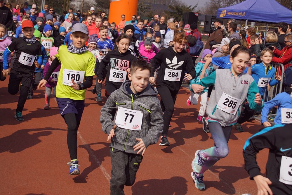 Przy Szkole Podstawowej nr 15 w Halembie odbyła się pierwsza w tym roku odsłona Biegu Wiewiórki. Początek biegu oraz rywalizacji nordic walking tradycyjnie rozpoczął się o godz. 11:15, wcześniej o godz. 11:00 wystartował bieg dla dzieci.