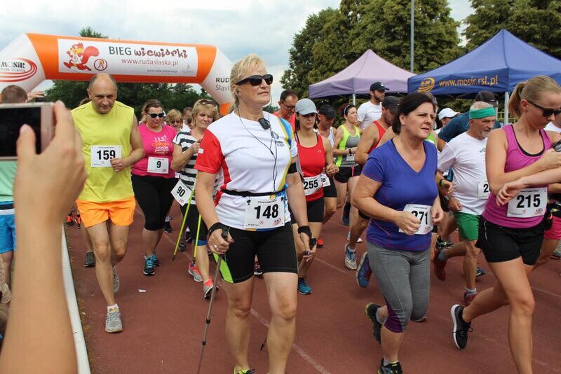 Przy Szkole Podstawowej nr 15 w Halembie odbyła się czwarta w tym roku odsłona Biegu Wiewiórki. Początek biegu oraz rywalizacji nordic walking tradycyjnie rozpoczął się o godz. 11:15, wcześniej o godz. 11:00 wystartował bieg dla dzieci.