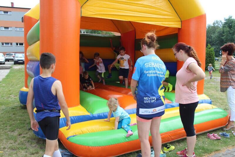 Przy Szkole Podstawowej nr 15 w Halembie odbyła się czwarta w tym roku odsłona Biegu Wiewiórki. Początek biegu oraz rywalizacji nordic walking tradycyjnie rozpoczął się o godz. 11:15, wcześniej o godz. 11:00 wystartował bieg dla dzieci.