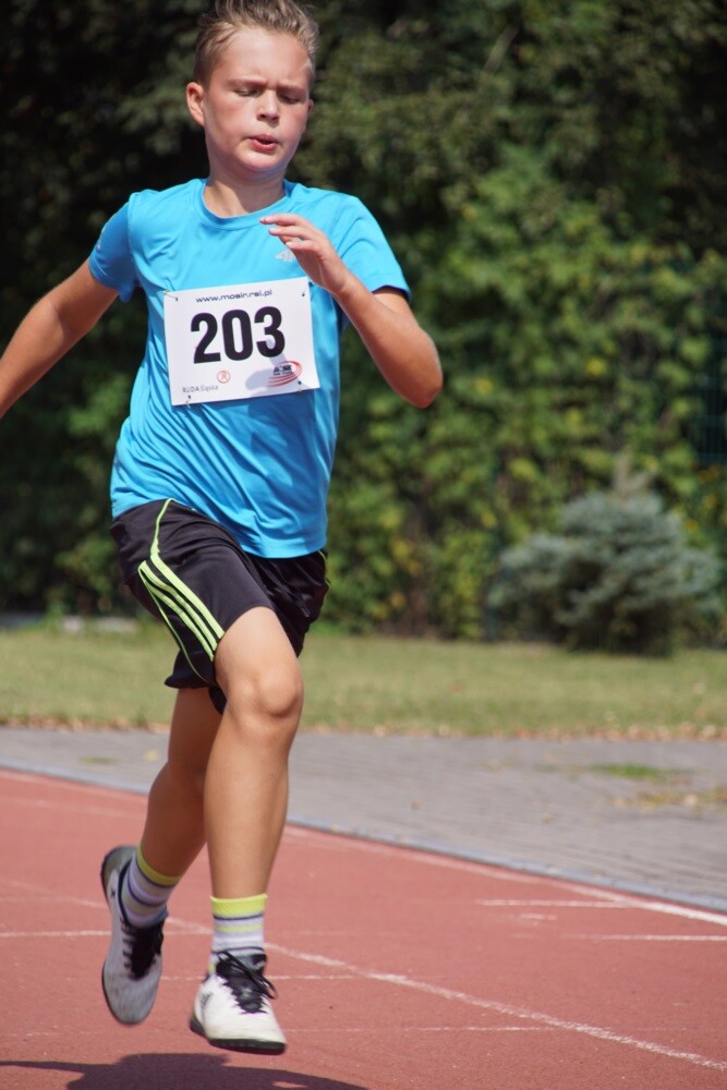 Przy Szkole Podstawowej nr 15 w Halembie odbyła się szósta w tym roku odsłona Biegu Wiewiórki. Początek biegu oraz rywalizacji nordic walking tradycyjnie rozpoczął się o godz. 11:15, wcześniej o godz. 11:00 wystartował bieg dla dzieci.