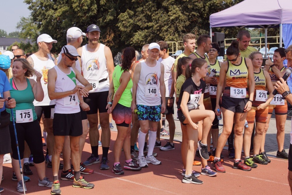 Przy Szkole Podstawowej nr 15 w Halembie odbyła się szósta w tym roku odsłona Biegu Wiewiórki. Początek biegu oraz rywalizacji nordic walking tradycyjnie rozpoczął się o godz. 11:15, wcześniej o godz. 11:00 wystartował bieg dla dzieci.