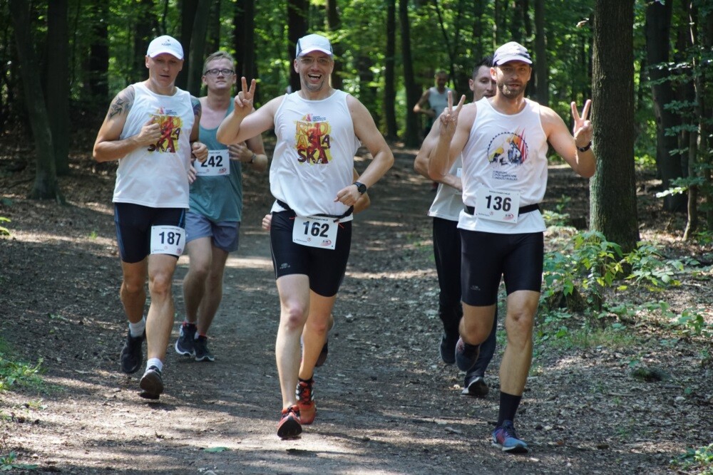 Przy Szkole Podstawowej nr 15 w Halembie odbyła się szósta w tym roku odsłona Biegu Wiewiórki. Początek biegu oraz rywalizacji nordic walking tradycyjnie rozpoczął się o godz. 11:15, wcześniej o godz. 11:00 wystartował bieg dla dzieci.