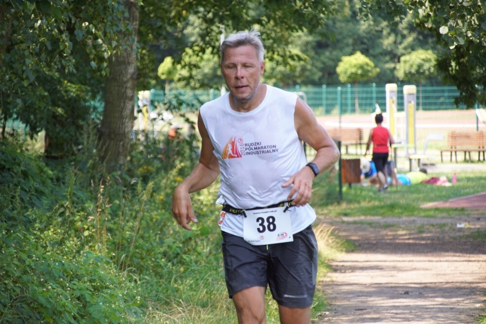 Przy Szkole Podstawowej nr 15 w Halembie odbyła się szósta w tym roku odsłona Biegu Wiewiórki. Początek biegu oraz rywalizacji nordic walking tradycyjnie rozpoczął się o godz. 11:15, wcześniej o godz. 11:00 wystartował bieg dla dzieci.