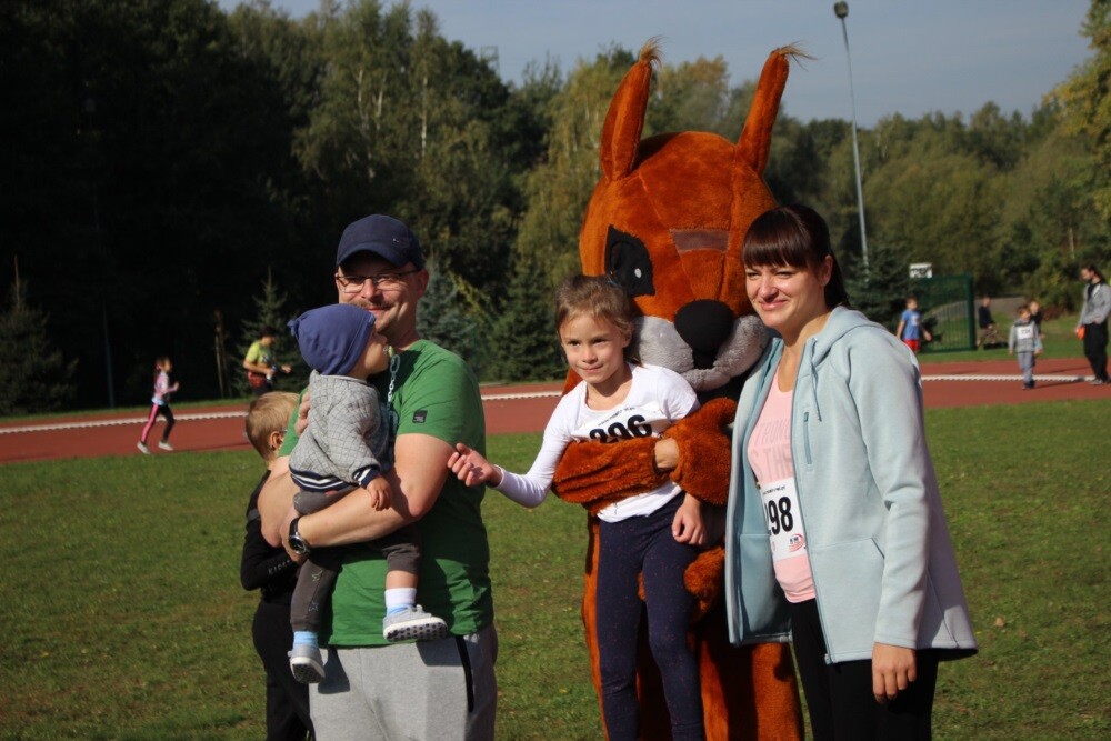Przy Szkole Podstawowej nr 15 w Halembie odbyła się ósma w tym roku odsłona Biegu Wiewiórki. Początek biegu oraz rywalizacji nordic walking tradycyjnie rozpoczął się o godz. 11:15, wcześniej o godz. 11:00 wystartował bieg dla dzieci.