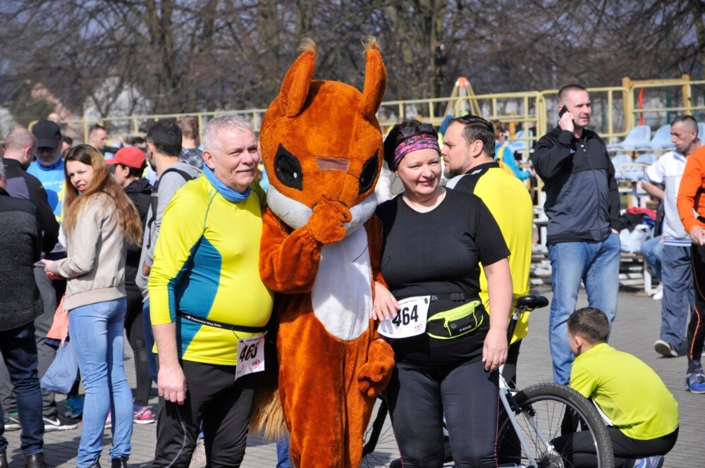 Miłośnicy biegania i zdrowego stylu życia ponownie spotkali się na bieżni Szkoły Podstawowej Sportowej nr 15 w Rudzie Śląskiej. Dzisiaj (23 marca) o godzinie 11.00 odbył się pierwszy w tym roku Bieg Wiewiórki, który rozpoczął czwarty sezon tej popularnej biegowej imprezy.