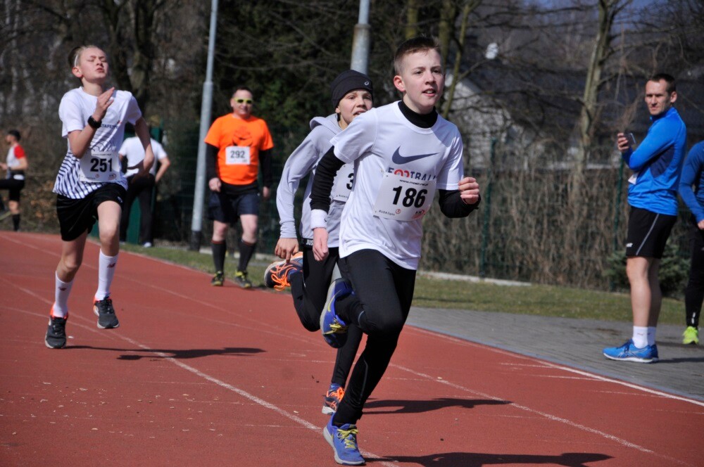 Miłośnicy biegania i zdrowego stylu życia ponownie spotkali się na bieżni Szkoły Podstawowej Sportowej nr 15 w Rudzie Śląskiej. Dzisiaj (23 marca) o godzinie 11.00 odbył się pierwszy w tym roku Bieg Wiewiórki, który rozpoczął czwarty sezon tej popularnej biegowej imprezy.