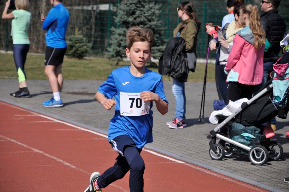 Miłośnicy biegania i zdrowego stylu życia ponownie spotkali się na bieżni Szkoły Podstawowej Sportowej nr 15 w Rudzie Śląskiej. Dzisiaj (23 marca) o godzinie 11.00 odbył się pierwszy w tym roku Bieg Wiewiórki, który rozpoczął czwarty sezon tej popularnej biegowej imprezy.