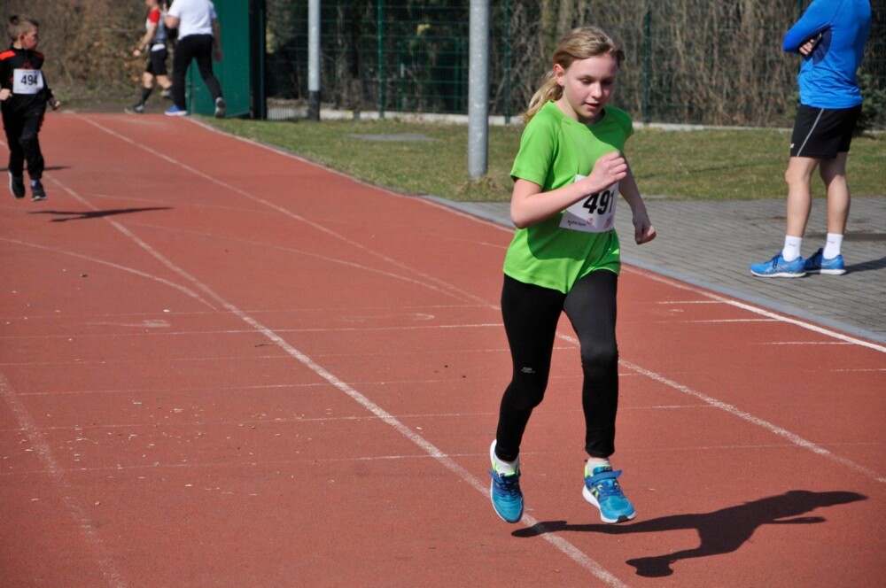 Miłośnicy biegania i zdrowego stylu życia ponownie spotkali się na bieżni Szkoły Podstawowej Sportowej nr 15 w Rudzie Śląskiej. Dzisiaj (23 marca) o godzinie 11.00 odbył się pierwszy w tym roku Bieg Wiewiórki, który rozpoczął czwarty sezon tej popularnej biegowej imprezy.