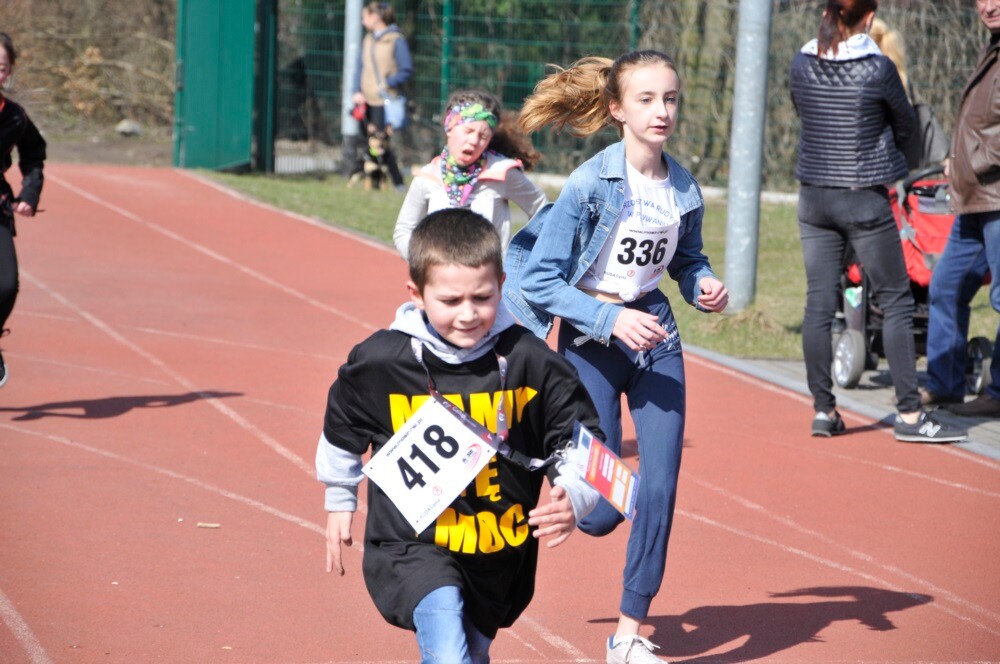 Miłośnicy biegania i zdrowego stylu życia ponownie spotkali się na bieżni Szkoły Podstawowej Sportowej nr 15 w Rudzie Śląskiej. Dzisiaj (23 marca) o godzinie 11.00 odbył się pierwszy w tym roku Bieg Wiewiórki, który rozpoczął czwarty sezon tej popularnej biegowej imprezy.