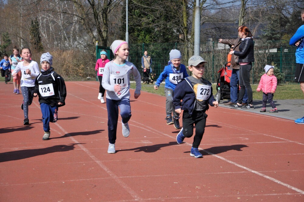 Miłośnicy biegania i zdrowego stylu życia ponownie spotkali się na bieżni Szkoły Podstawowej Sportowej nr 15 w Rudzie Śląskiej. Dzisiaj (23 marca) o godzinie 11.00 odbył się pierwszy w tym roku Bieg Wiewiórki, który rozpoczął czwarty sezon tej popularnej biegowej imprezy.