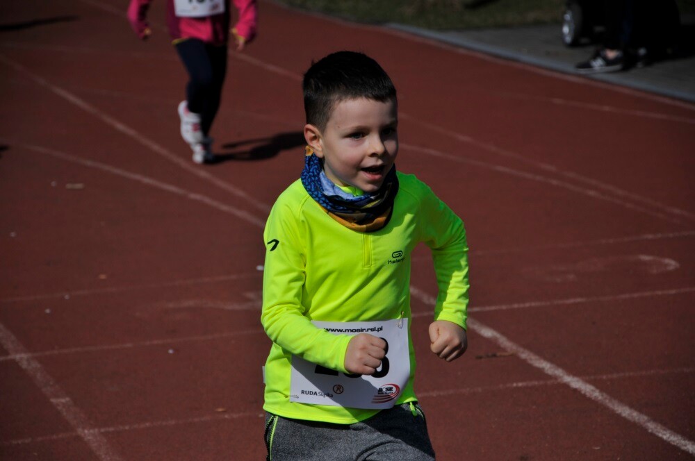 Miłośnicy biegania i zdrowego stylu życia ponownie spotkali się na bieżni Szkoły Podstawowej Sportowej nr 15 w Rudzie Śląskiej. Dzisiaj (23 marca) o godzinie 11.00 odbył się pierwszy w tym roku Bieg Wiewiórki, który rozpoczął czwarty sezon tej popularnej biegowej imprezy.