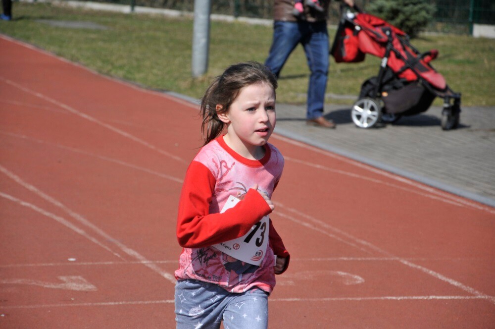 Miłośnicy biegania i zdrowego stylu życia ponownie spotkali się na bieżni Szkoły Podstawowej Sportowej nr 15 w Rudzie Śląskiej. Dzisiaj (23 marca) o godzinie 11.00 odbył się pierwszy w tym roku Bieg Wiewiórki, który rozpoczął czwarty sezon tej popularnej biegowej imprezy.