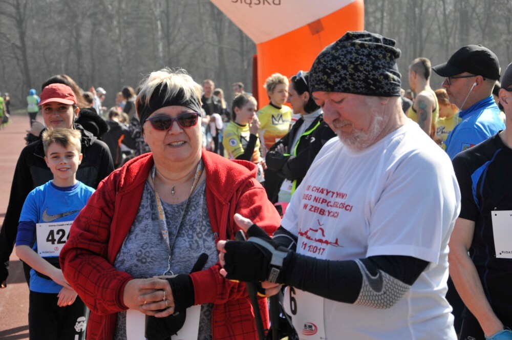 Miłośnicy biegania i zdrowego stylu życia ponownie spotkali się na bieżni Szkoły Podstawowej Sportowej nr 15 w Rudzie Śląskiej. Dzisiaj (23 marca) o godzinie 11.00 odbył się pierwszy w tym roku Bieg Wiewiórki, który rozpoczął czwarty sezon tej popularnej biegowej imprezy.