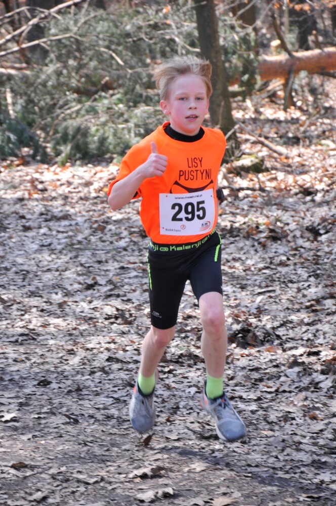 Miłośnicy biegania i zdrowego stylu życia ponownie spotkali się na bieżni Szkoły Podstawowej Sportowej nr 15 w Rudzie Śląskiej. Dzisiaj (23 marca) o godzinie 11.00 odbył się pierwszy w tym roku Bieg Wiewiórki, który rozpoczął czwarty sezon tej popularnej biegowej imprezy.