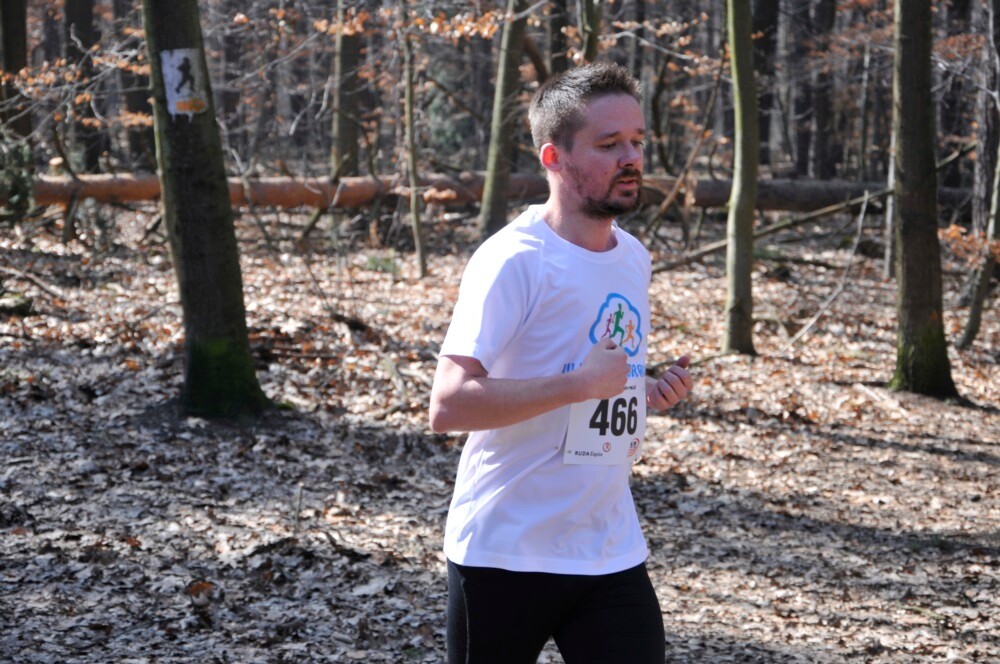 Miłośnicy biegania i zdrowego stylu życia ponownie spotkali się na bieżni Szkoły Podstawowej Sportowej nr 15 w Rudzie Śląskiej. Dzisiaj (23 marca) o godzinie 11.00 odbył się pierwszy w tym roku Bieg Wiewiórki, który rozpoczął czwarty sezon tej popularnej biegowej imprezy.