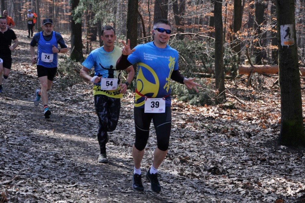 Miłośnicy biegania i zdrowego stylu życia ponownie spotkali się na bieżni Szkoły Podstawowej Sportowej nr 15 w Rudzie Śląskiej. Dzisiaj (23 marca) o godzinie 11.00 odbył się pierwszy w tym roku Bieg Wiewiórki, który rozpoczął czwarty sezon tej popularnej biegowej imprezy.