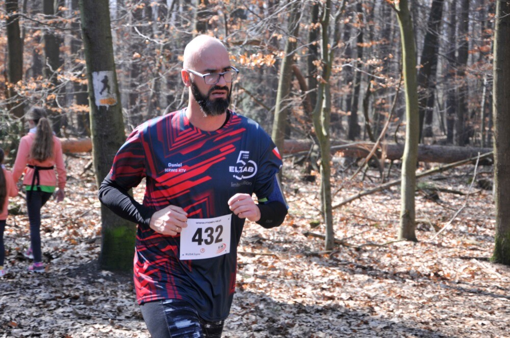 Miłośnicy biegania i zdrowego stylu życia ponownie spotkali się na bieżni Szkoły Podstawowej Sportowej nr 15 w Rudzie Śląskiej. Dzisiaj (23 marca) o godzinie 11.00 odbył się pierwszy w tym roku Bieg Wiewiórki, który rozpoczął czwarty sezon tej popularnej biegowej imprezy.