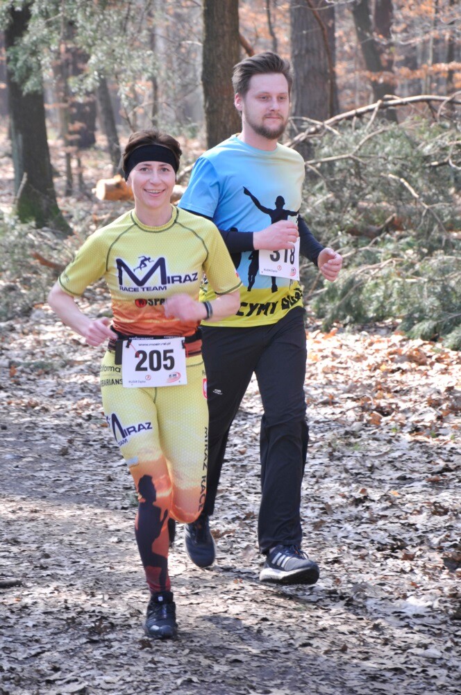 Miłośnicy biegania i zdrowego stylu życia ponownie spotkali się na bieżni Szkoły Podstawowej Sportowej nr 15 w Rudzie Śląskiej. Dzisiaj (23 marca) o godzinie 11.00 odbył się pierwszy w tym roku Bieg Wiewiórki, który rozpoczął czwarty sezon tej popularnej biegowej imprezy.
