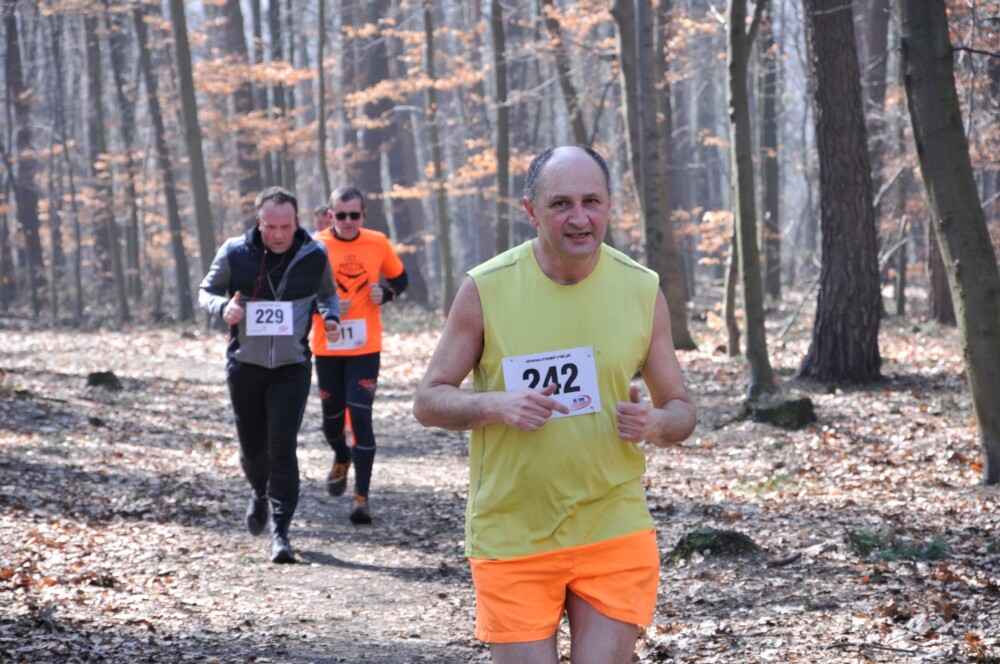 Miłośnicy biegania i zdrowego stylu życia ponownie spotkali się na bieżni Szkoły Podstawowej Sportowej nr 15 w Rudzie Śląskiej. Dzisiaj (23 marca) o godzinie 11.00 odbył się pierwszy w tym roku Bieg Wiewiórki, który rozpoczął czwarty sezon tej popularnej biegowej imprezy.