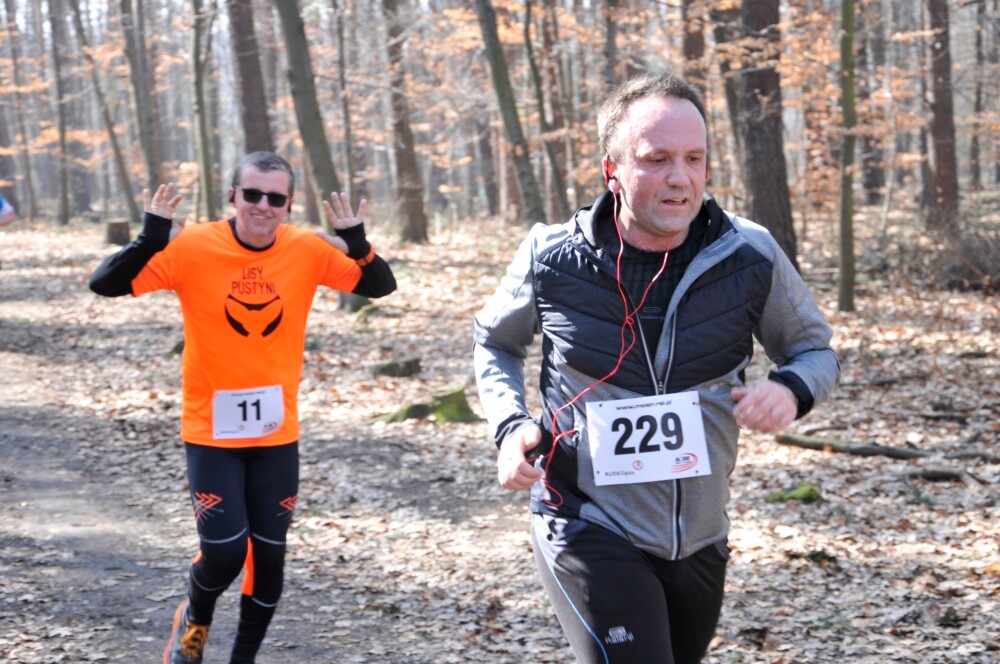 Miłośnicy biegania i zdrowego stylu życia ponownie spotkali się na bieżni Szkoły Podstawowej Sportowej nr 15 w Rudzie Śląskiej. Dzisiaj (23 marca) o godzinie 11.00 odbył się pierwszy w tym roku Bieg Wiewiórki, który rozpoczął czwarty sezon tej popularnej biegowej imprezy.