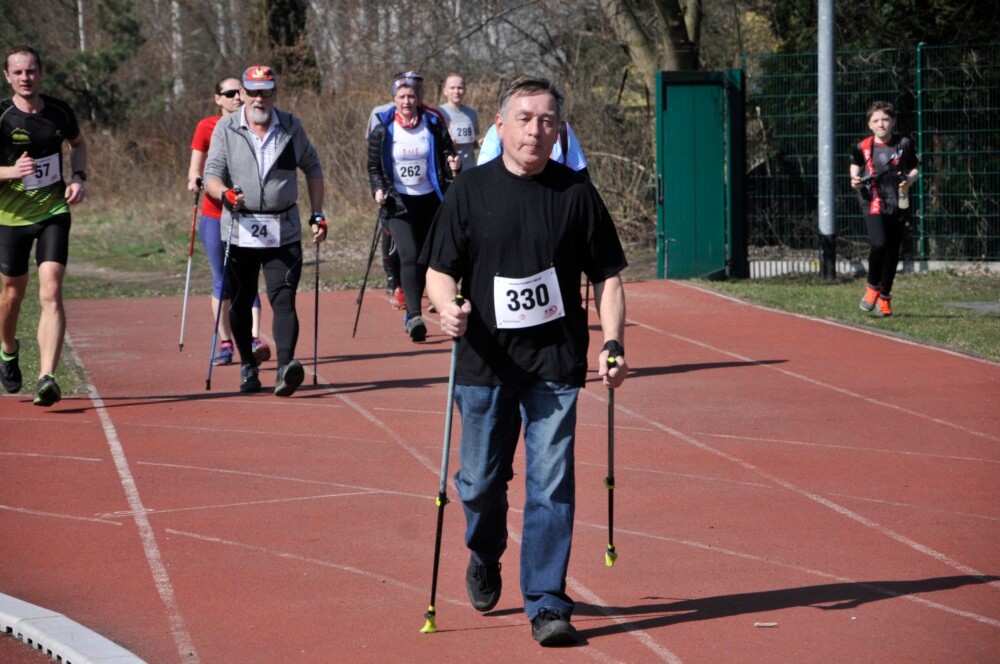 Miłośnicy biegania i zdrowego stylu życia ponownie spotkali się na bieżni Szkoły Podstawowej Sportowej nr 15 w Rudzie Śląskiej. Dzisiaj (23 marca) o godzinie 11.00 odbył się pierwszy w tym roku Bieg Wiewiórki, który rozpoczął czwarty sezon tej popularnej biegowej imprezy.