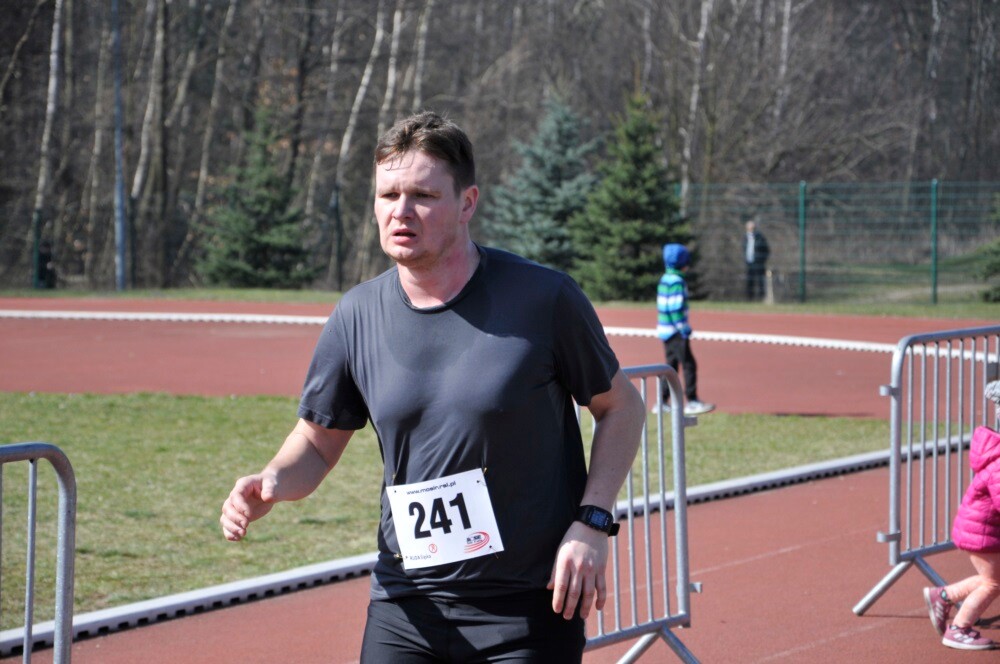 Miłośnicy biegania i zdrowego stylu życia ponownie spotkali się na bieżni Szkoły Podstawowej Sportowej nr 15 w Rudzie Śląskiej. Dzisiaj (23 marca) o godzinie 11.00 odbył się pierwszy w tym roku Bieg Wiewiórki, który rozpoczął czwarty sezon tej popularnej biegowej imprezy.