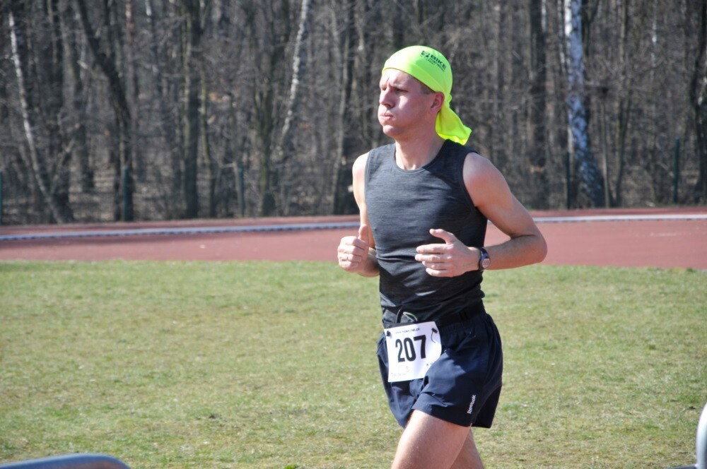 Miłośnicy biegania i zdrowego stylu życia ponownie spotkali się na bieżni Szkoły Podstawowej Sportowej nr 15 w Rudzie Śląskiej. Dzisiaj (23 marca) o godzinie 11.00 odbył się pierwszy w tym roku Bieg Wiewiórki, który rozpoczął czwarty sezon tej popularnej biegowej imprezy.