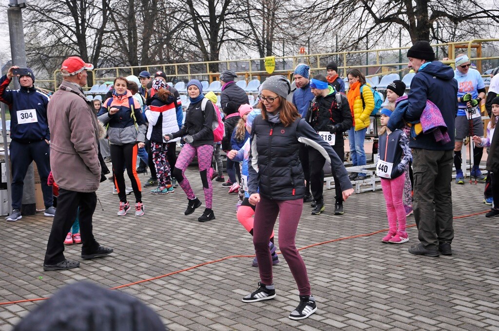 Miłośnicy biegania i zdrowego stylu życia ponownie spotkali się na bieżni Szkoły Podstawowej Sportowej nr 15 w Rudzie Śląskiej. Dzisiaj (13 kwietnia) o godzinie 11.00 odbył się drugi w tym roku Bieg Wiewiórki.